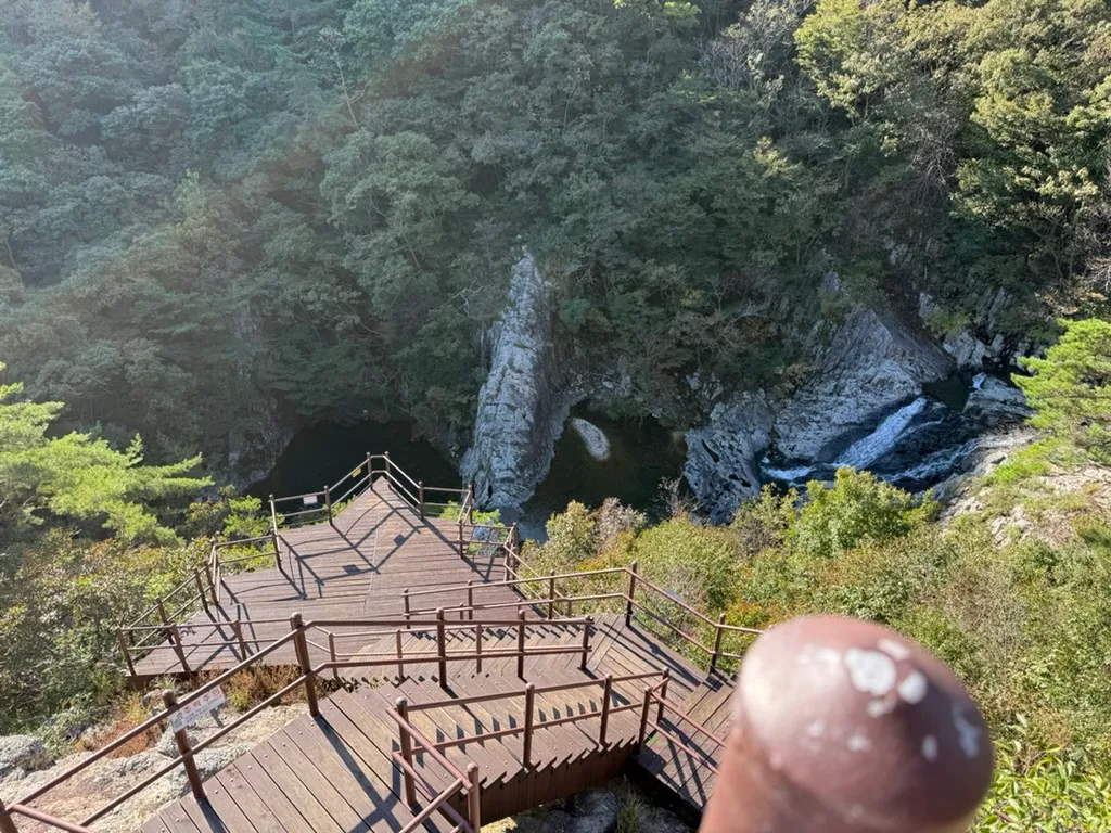 직소폭포 전망대에서. 직소 폭포도 볼만하지만 주변 경관이 더 괜찮다.