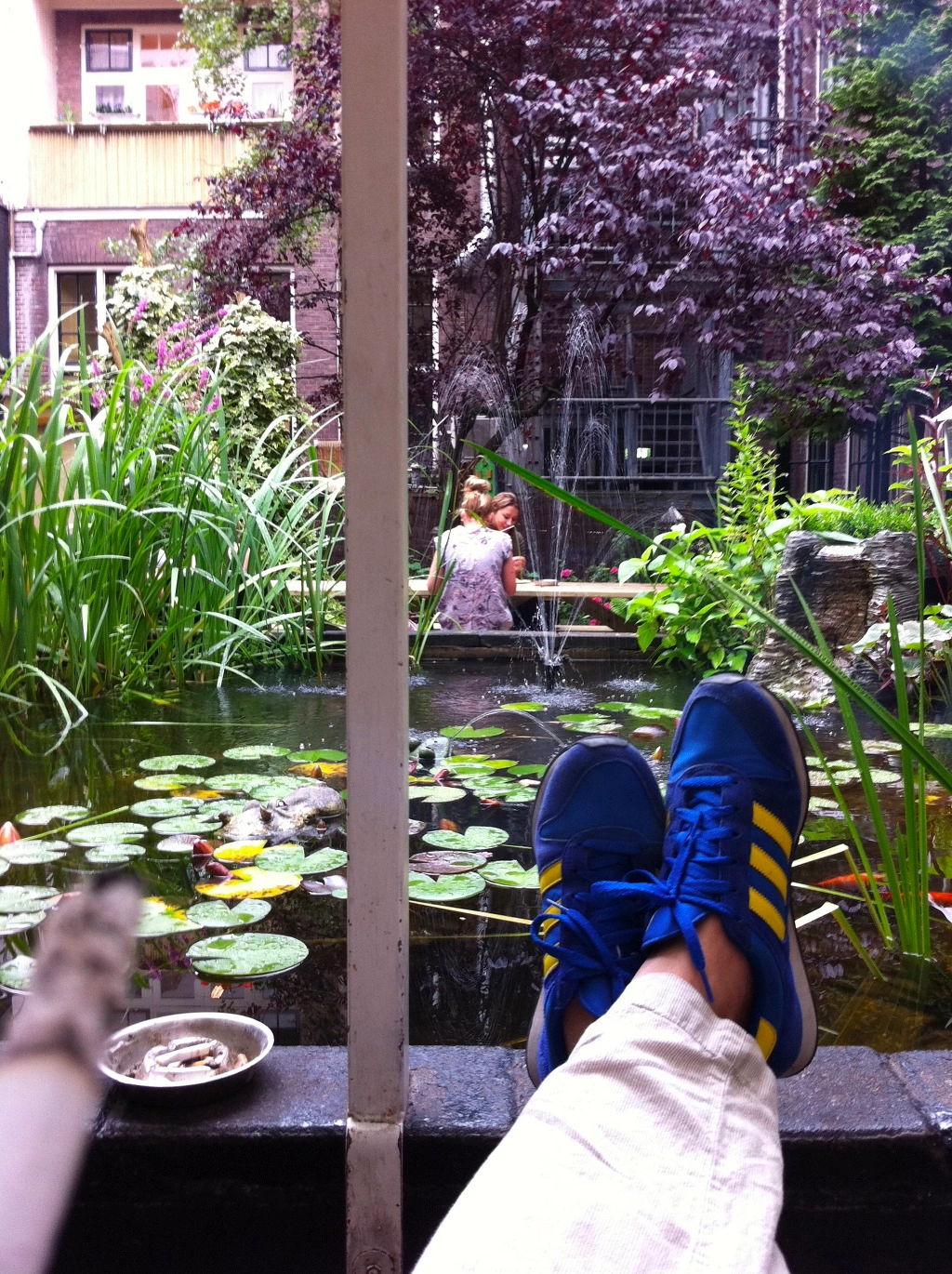 Amsterdam의 Hostel 정원에서 식후 땡을 즐기면서. 이 Hostel은 기독교에서 운영하는 건데, 아이러니하게도 이 건물 바로 옆에는 정육점 불빛이 쫙 펼쳐져 있다. 맞다. 여기가 바로 de wallen, 그 유명한 홍등가(red light district)이다.