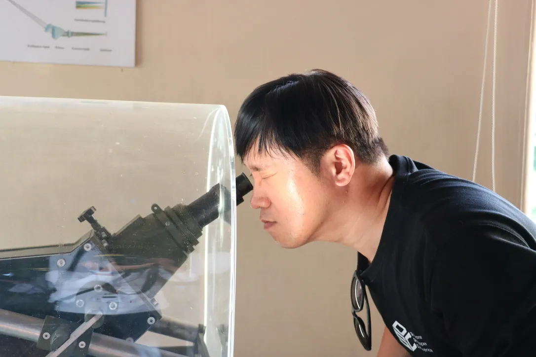 분광기를 통해 가시광선 분석에 매진하는 천체 과학자님의 모습… 은 농담이고 구경하는 내 모습. 박사님의 사모님 작품.
