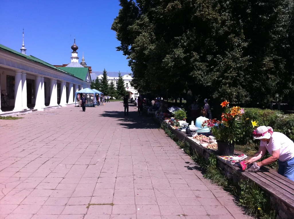유럽 배낭 여행 당시의 러시아의 Suzdal 다운타운. 지금보니 여기랑 비교할 바는 아니네. 여긴 확실히 시골 맞다. 오직 관광으로만 먹고살겠구나란 생각이 들 정도였으니. Suzdal은 고대 러시아의 수도로 ‘살아있는 박물관’으로 불릴 만큼 중세 도시 구조와 건축물이 거의 원형 보존되어 있다.