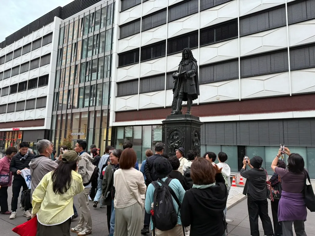 역사적으로 독보적 위치에 있다는 라이프치히 대학교, 그리고 라이프니츠(Leibniz) 동상 앞에 모인 우리 일행. 이 양반이 나와 같은 S/W 엔지니어의 대부 격이였음을 지금에 와서야. 그를 몰라본 죄로 바흐와는 달리 이 앞에서 사진 찍을 생각조차 안했으니… 부디 이 불쌍한 죄인을 용서하소서.