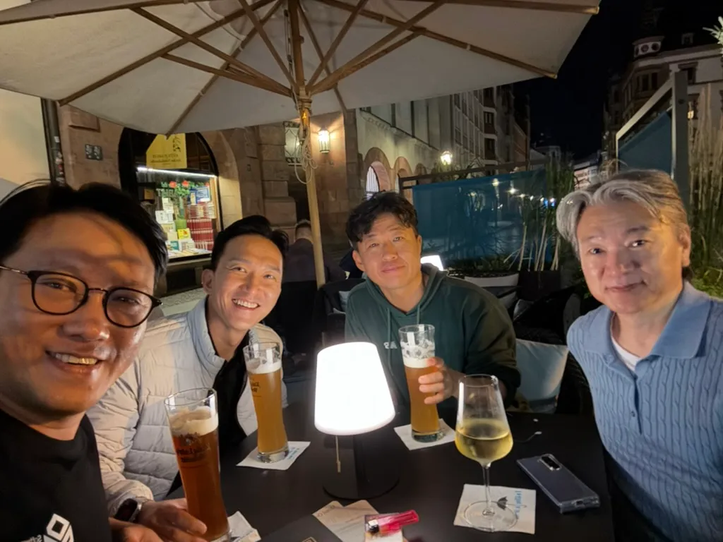 이렇듯 야외에서 있어빌리티 있는 곳에서 마셔야 맛이지. 그간 외진 곳의 호텔 내에서 참 후질구래하게 힘겹게 마셨다. 좌측에서부터 나, 여행 내내 오랜 시간 함께했던 교사 동생님, 그에 못지 않게 함께 보낸 룸메이트 형님, 나의 몸 관리 상태에 반성을 불러일으킨 아시아나 기장 형님과.