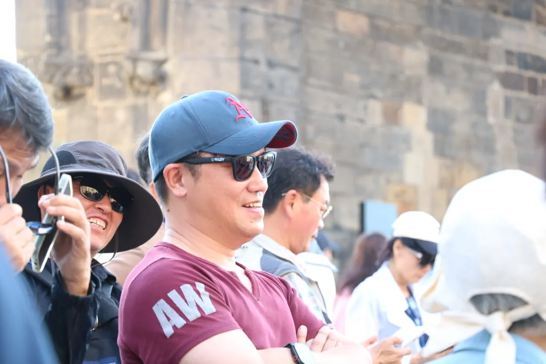 시계탑에서 가이드의 설명을 듣고있는 나. 박사님의 사모님이 찍은 사진인데, 사모님은 여행 내내 DSLR을 들고 다니며 거의 전문 사진사처럼 움직였다. 사실 내용 상 없어도 되는 사족에 불과한 사진인데, 내 모습이 워낙 맘에 들게 찍혀 자랑스러운 맘에 붙였다. ㅎㅎ