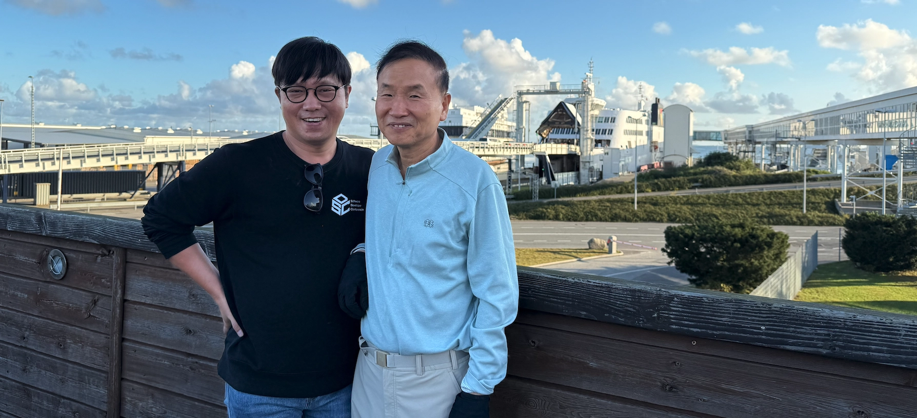 독일에서 덴마크로 넘어가기 위해 거쳐간 Lübeck 항에서 박문호 박사님과 함께. 이 사진을 찍기 전까지 그와 나누었던 토론(?) 주제는 ‘자유의지란 존재하는가’. 유명하기 짝이 없는 이 질문에 그는 답하길, 그간 ‘없다’가 주류였는데 다시금 ‘있다’가 떠오르고 있다는 신경과학계의 트랜드를 전했다. 박사님 본인의 입장도 함께 물었지만 명확한 답변을 얻지는 못했다.
