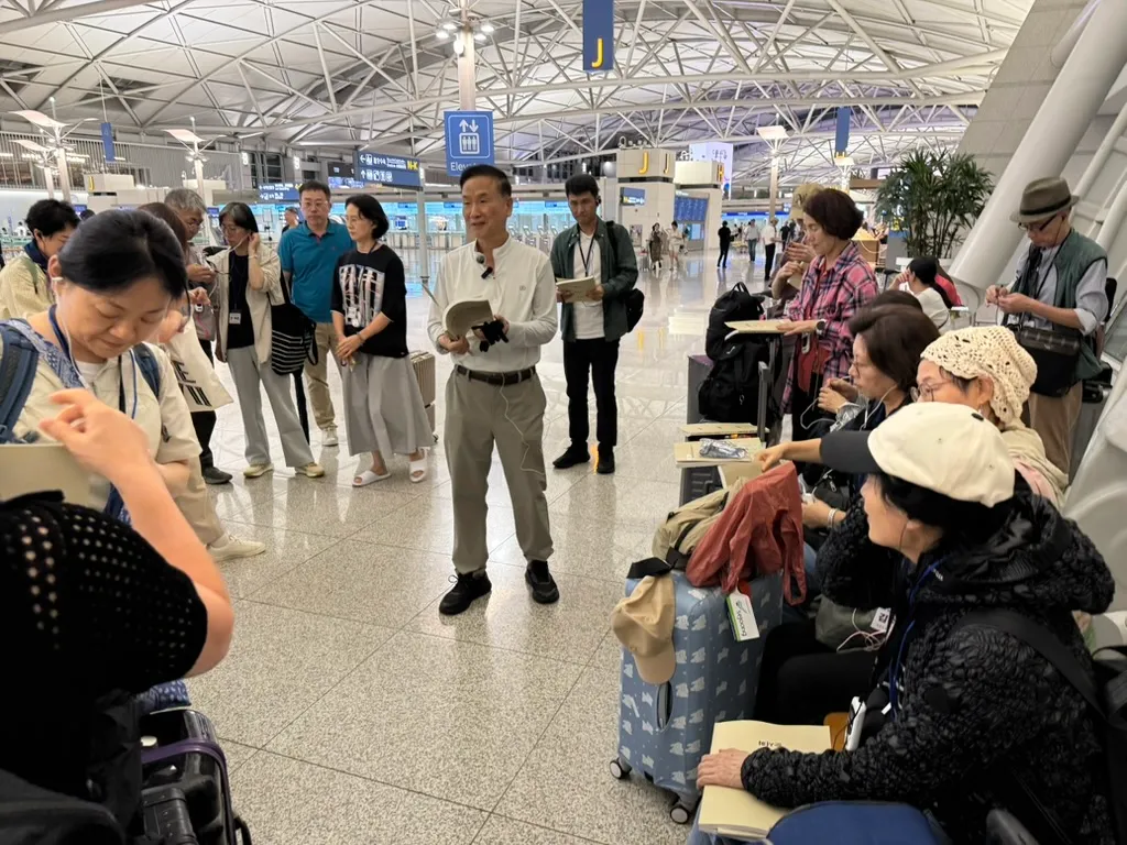 박사님은 탐사 대원이 노는 것을 용납 못한다. 강의는 인천 공항에서의 대기 시간부터 시작된다. 사람들이 들고 있는 책은 그가 직접 작성한 학습지로서 200 페이지가 넘는다. 대부분의 내용은 앞서 논한 암기용 개념 키워드 요약에 마지막은 그가 선정한 다수의 시(poet). 시는 버스 안 강의 마지막에 원로 탐사 대원에 의해 낭송되었는데, 이건 좀 참기 어려웠다. 아니나 다를까 중반 즈음부터 낭송은 제외되었다.